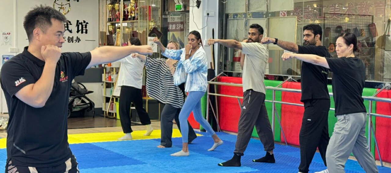 Neue Morgenschule für Ausländer in Shekou stellt das Selbstverteidigungstraining bereit